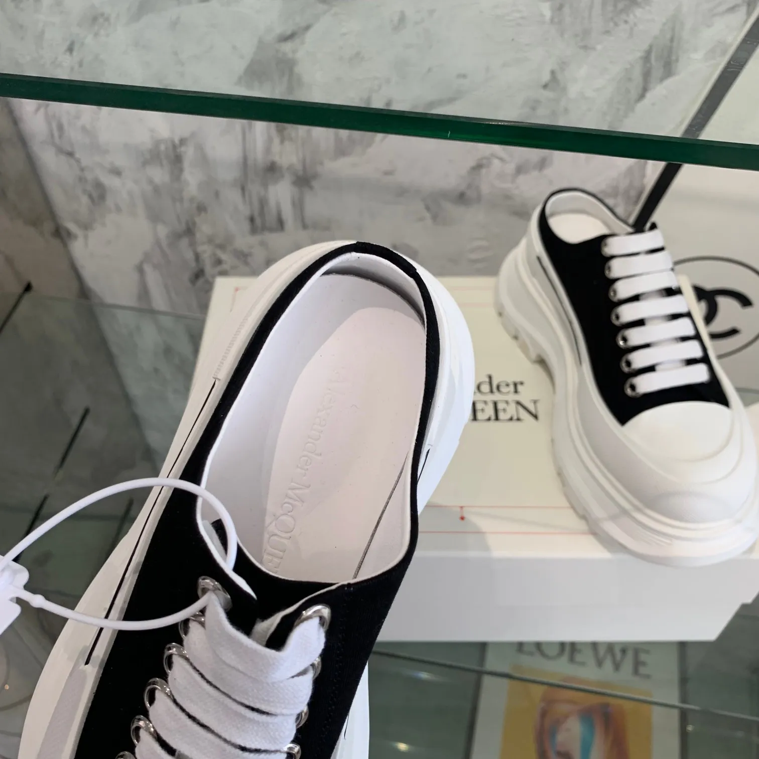 👟👟Ex-factory price 500👟👟 Mc Queen is in stock all year round [Rose] McQueen [Rose] dad shoes [Rose] ss early spring first release‼ ️‼ ️The latest Milan Fashion Week T-stage catwalk model, the unique and personalized design is very classy on the feet, and the round toe design allows the toes to be completely released. I spent a lot of money to buy multiple pairs of the originals and dismantled them and made replicas. Many celebrities such as Guli Nazha, Wu Lei, and Internet celebrity bloggers have endorsed Xiaohongshu’s popular products, and the products are sold out at the counters! Fabric: Imported pure cotton fabric Lining: Imported silk sheepskin Feet: Imported silk sheepskin Size: Women's 35-40. Packaging: original full set of packaging, outsole: increased by 5 cm, original outsole